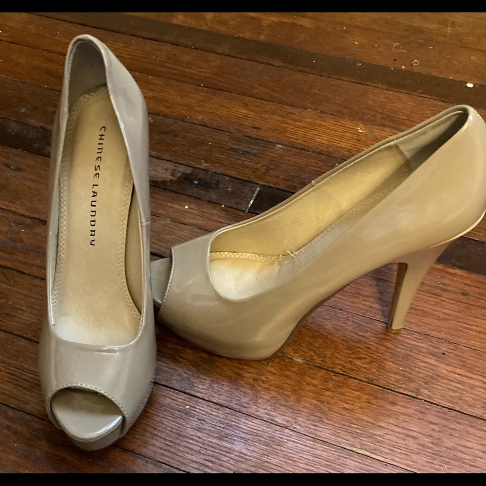 Nude pumps